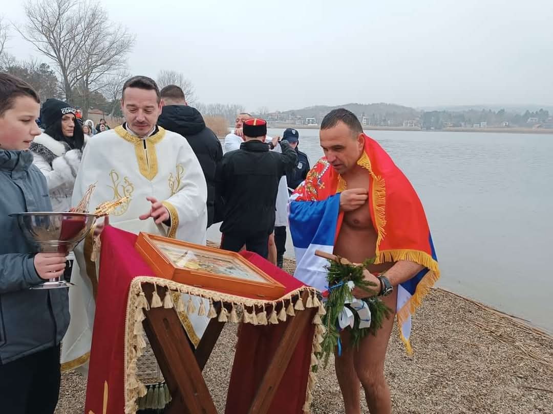 Pripadnik Žandarmerije prvi doplivao do Časnog krsta na Oblačinskom jezeru: Mladići i devojke čuvari pravoslavne tradicije