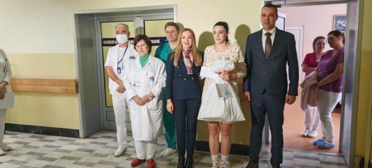 PRVOROĐENA BEBA U LAZAREVOM GRADU JE DEVOJČICA, A ZA TRI DANA ROĐENO UKUPNO 9 BEBA Gradonačelnik  i pomoćnica ministarke posetili Opštu bolnicu Kruševac (FOTO)