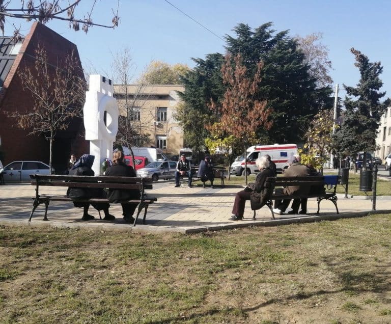SEĆANJA KOJA NE BLEDE, NAVIRU U VREME PRAZNIKA: Emotivna i istinita priča iz Vranja o prijateljstvu Milana i Dragana, udovaca koji su se upoznali na groblju