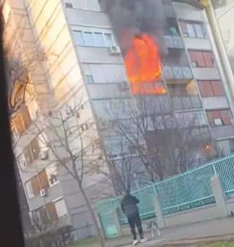 VATRA “PROGUTALA” STAN U ČAČKU Buktinja vidljiva i sa ulice, vatrogasci na licu mesta! (FOTO, VIDEO)