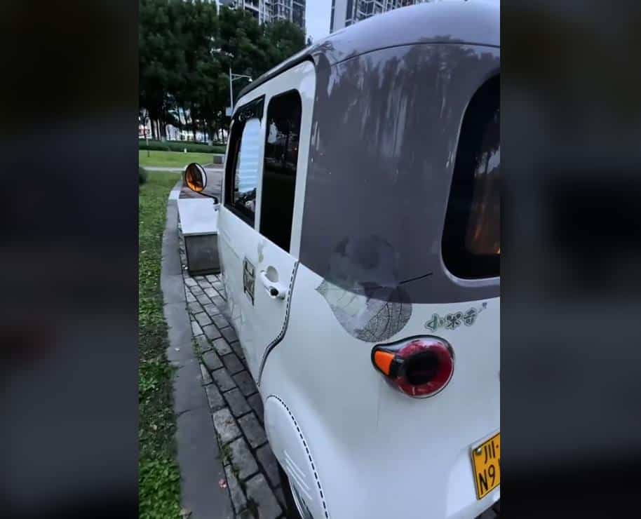 Nećete verovati gde jedna žena živi: Ovo čak nije ni automobil, a u njemu je smešten ceo njen dom (VIDEO)