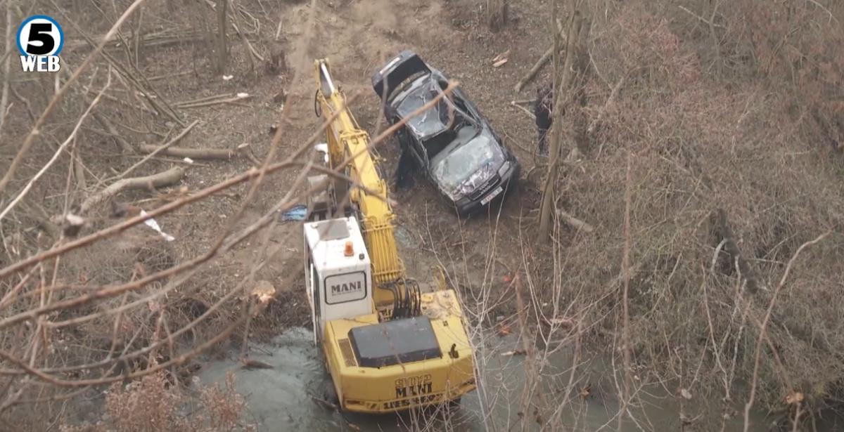 IZVUČENO I ČETVRTO TELO, DETE (4) JEDINO PREŽIVELO! Porodica “audijem” sletela u reku, od vozila ostala olupina – prve slike tragedije kod Skoplja