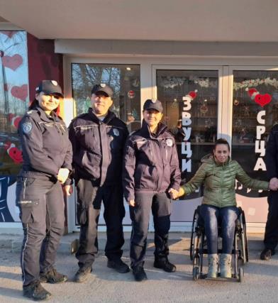 U ZNAK DIVNE SARADNJE! Oficiri Policijske uprave u Nišu posetili inkluzivni kafić “Zvuci srca” (FOTO)