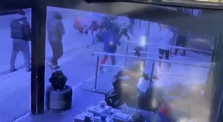 UZNEMIRUJUĆI PRIZOR! Snimljena “sačekuša” u Novom Pazaru: Dvojica čekala metu da se vrati sa molitve, a kad su ga ugledali, usledio je užas (VIDEO)