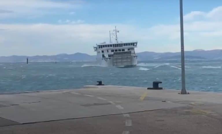 HAOS NA JADRANU! Dramatičan prizor u Dalmaciji, visoki talasi ljuljaju ogroman TRAJEKT! Pogledajte šta se dogodilo na kraju (VIDEO)