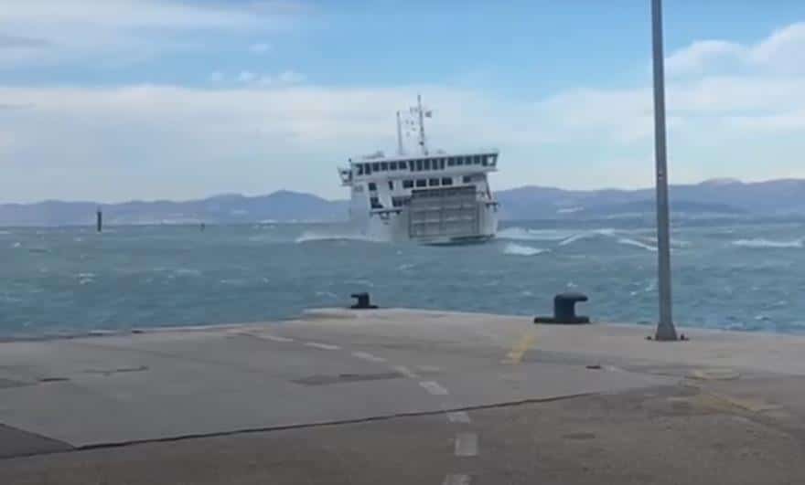 HAOS NA JADRANU! Dramatičan prizor u Dalmaciji, visoki talasi ljuljaju ogroman TRAJEKT! Pogledajte šta se dogodilo na kraju (VIDEO)