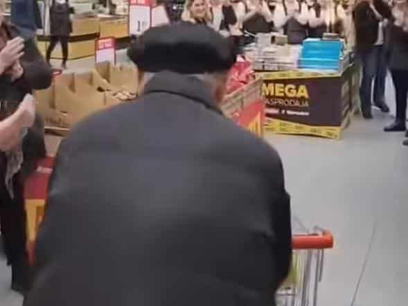 Deda koji je bio učesnik oslobođenja Banjaluke 1945. ušao u prodavnicu i nastao je snimak o kom bruji region (VIDEO)