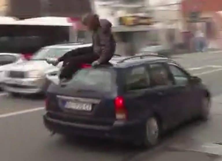 OGLASIO SE OTAC POVREĐENE DEVOJKE KOJU JE UDARIO AUTO NA BLOKADAMA “Moja ćerka je sada dobro zahvaljujući brzoj reakciji lekara!”