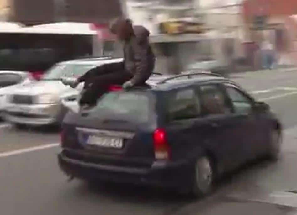 OGLASIO SE OTAC POVREĐENE DEVOJKE KOJU JE UDARIO AUTO NA BLOKADAMA “Moja ćerka je sada dobro zahvaljujući brzoj reakciji lekara!”
