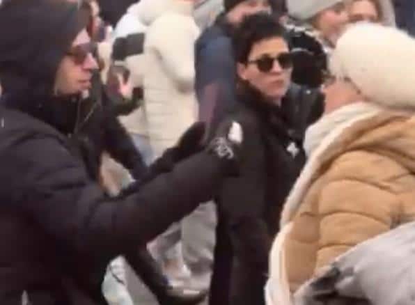 BAKA KOJU SU NAPALI NA BLOKADI U NOVOM SADU HITNO UPUĆENA KOD LEKARA! Epilog sramnog napada demonstranata: Žena oseća bolove u vratu, kičmi i kuku