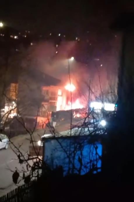 VATRENA STIHIJA “PROGUTALA” KUĆU U UŽICU Buktinja vidljiva sa ulice, vatrogasci se bore sa vatrom! (VIDEO)