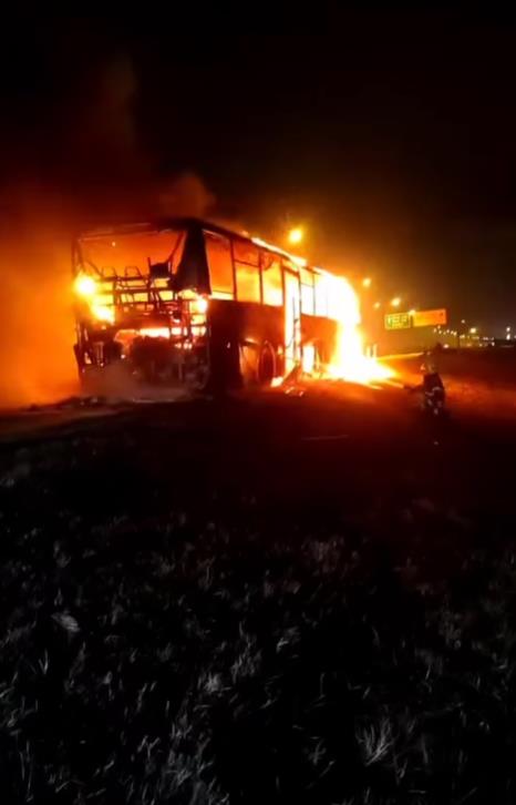 (FOTO, VIDEO) GORI AUTOBUS KOD STARE PAZOVE, DIM SE ŠIRI U NEBO Incident na auto-putu: Stvaraju se saobraćajni zastoji