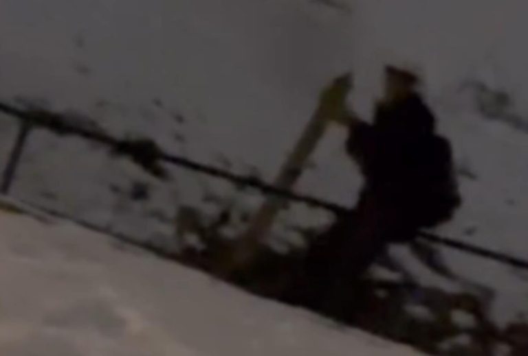 (UZNEMIRUJUĆI VIDEO) ISPALIO OSAM METAKA NA POLICAJCE: Imao je automatsku pušku, optužen je za teško ubistvo u pokušaju