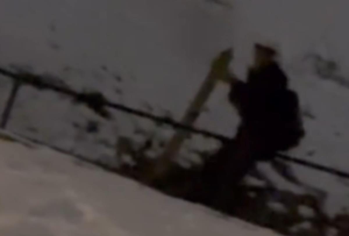 (UZNEMIRUJUĆI VIDEO) ISPALIO OSAM METAKA NA POLICAJCE: Imao je automatsku pušku, optužen je za teško ubistvo u pokušaju