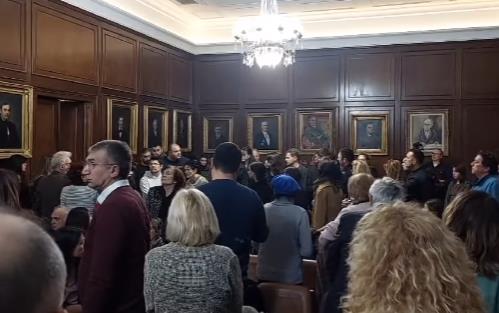 NIŠTA IM NIJE SVETO, NAPADAJU SVE ŠTO JE SRPSKO! Predstavnici opozicije napravili skandal na svečanoj akademiji povodom velikog sprskog praznika Svetog Save