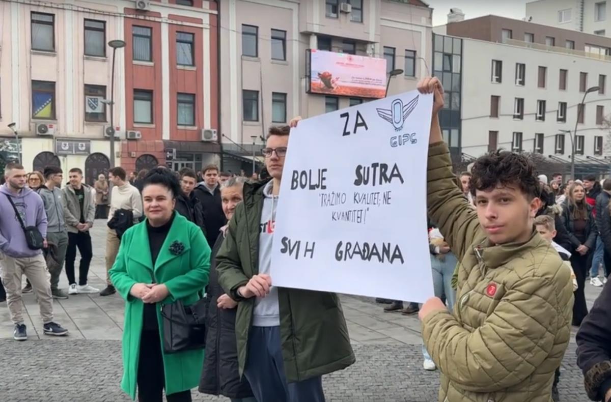 HILJADE LJUDI PROTESTUJE NA ULICAMA TUZLE: Masovni skup studenata i srednjoškolaca zbog poskupljenja javnog prevoza (VIDEO)