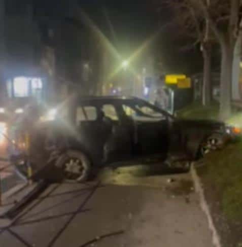 SVI GLEDAJU I SAMO SE PITAJU “KAKO?” Saobraćajna nesreća u Užicu: Automobilom sleteo sa puta i “pokosio” stubiće! (FOTO, VIDEO)