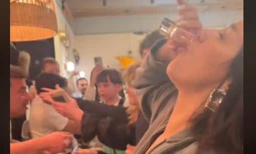 SEKA ALEKSIĆ ISPIJALA RAKIJE NA EKS! Ispred nje more alkohola, a ona uz trubače lumpuje! (VIDEO)