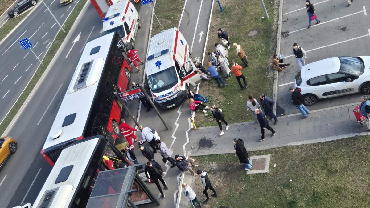 20 POVREĐENIH U SUDARU 2 AUTOBUSA NA NOVOM BEOGRADU! Među njima dete i trudnica, jedna osoba završila ispod vozila!