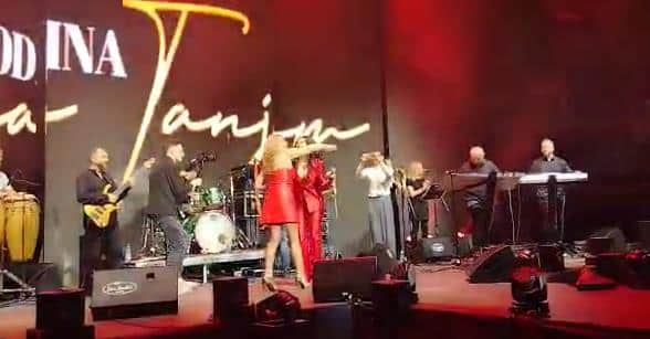 TANJA SAVIĆ EMOTIVNO NAJAVILA GOŠĆU NA KONCERTU! Poznata koleginica se popela na binu, a fanovi vrište na sav glas i aplaudiraju! (VIDEO/FOTO)