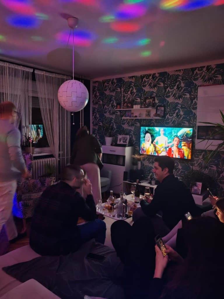 NEKI NA ULICAMA UZ KUVANO VINO, NEKI U KUĆNOJ VARIJANTI Evo kako su Novosađani dočekali 2025. godinu (FOTO, VIDEO)