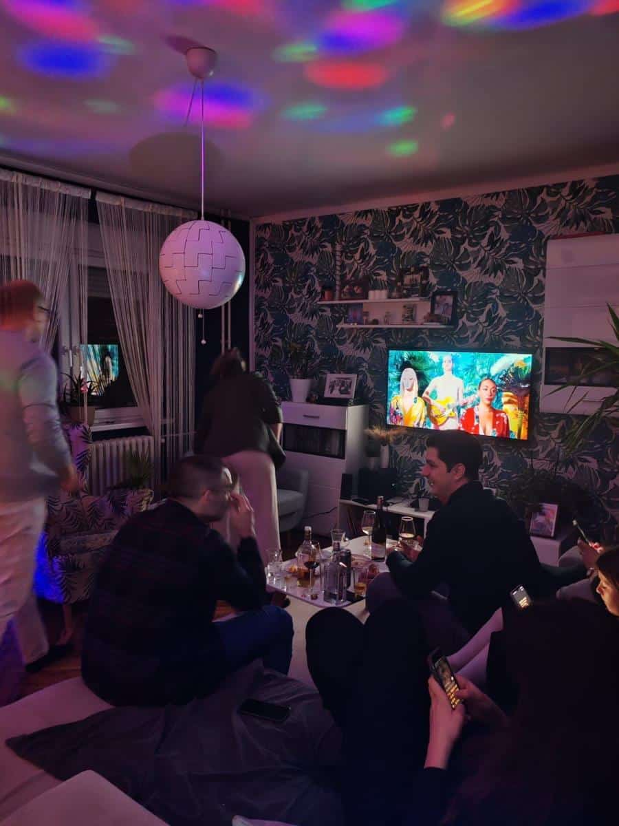 NEKI NA ULICAMA UZ KUVANO VINO, NEKI U KUĆNOJ VARIJANTI Evo kako su Novosađani dočekali 2025. godinu (FOTO, VIDEO)
