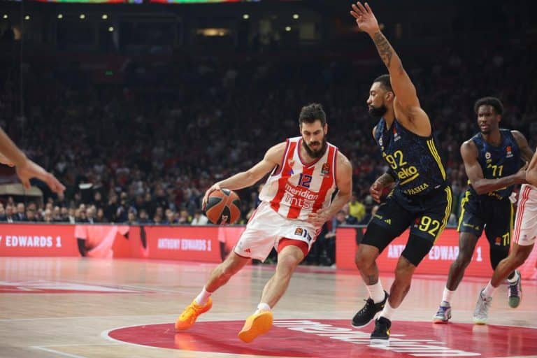 FENERBAHČE TROJKAMA “UBIO” ZVEZDU: Crveno-beli pali u grotlu Arene pod rafalnom paljbom Turaka