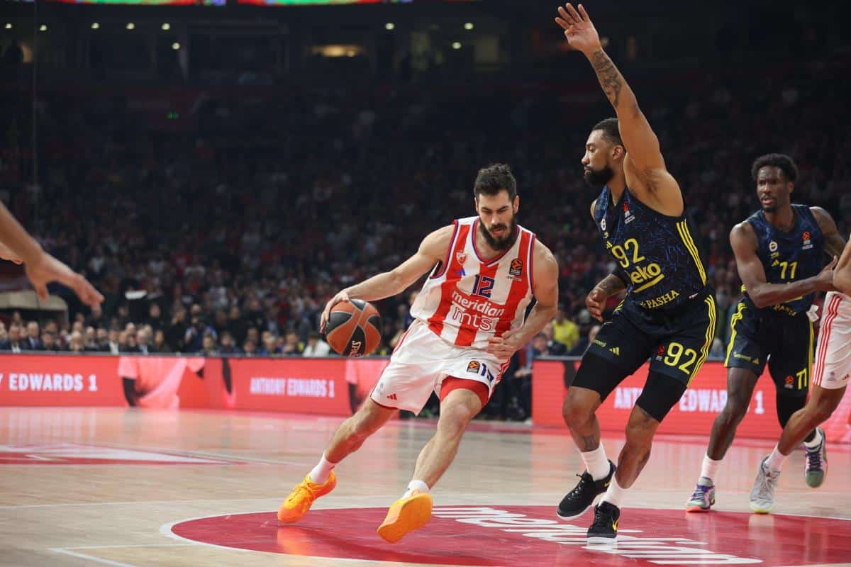 FENERBAHČE TROJKAMA “UBIO” ZVEZDU: Crveno-beli pali u grotlu Arene pod rafalnom paljbom Turaka