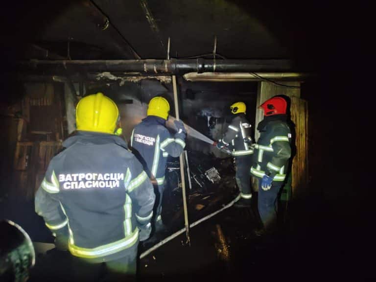 BEBA EVAKUISANA IZ POŽARA U VELIKOM GRADIŠTU! Zapalio se podrum zgrade, intervenisalo 10 vatrogasaca (FOTO)