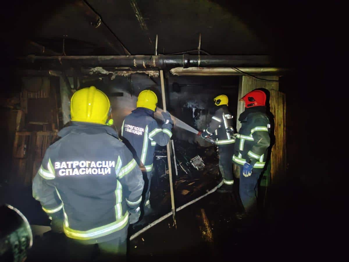 BEBA EVAKUISANA IZ POŽARA U VELIKOM GRADIŠTU! Zapalio se podrum zgrade, intervenisalo 10 vatrogasaca (FOTO)