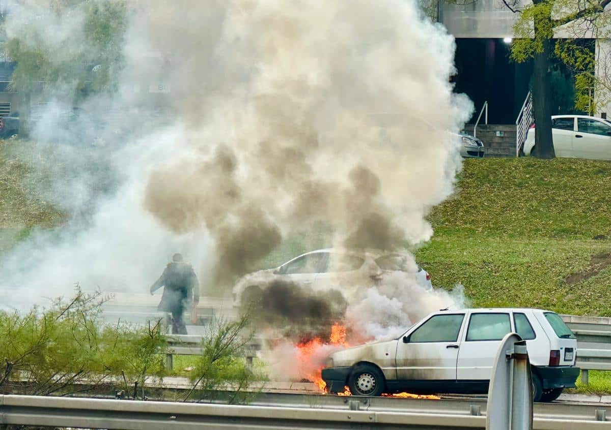 U KALUĐERICI IZGOREO AUTOMOBIL, OŠTEĆEN I KAMION: Sumnja se da je požar podmetnut u gluvo doba noći