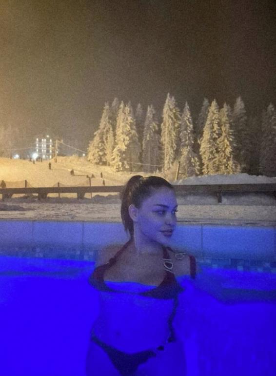 ALEKSANDRA MLADENOVIĆ OSTALA SAMO U GAĆICAMA I BRUSU PA UŠLA U VRELU VODU USRED SNEGA! Pogledajte ovaj hit prizor