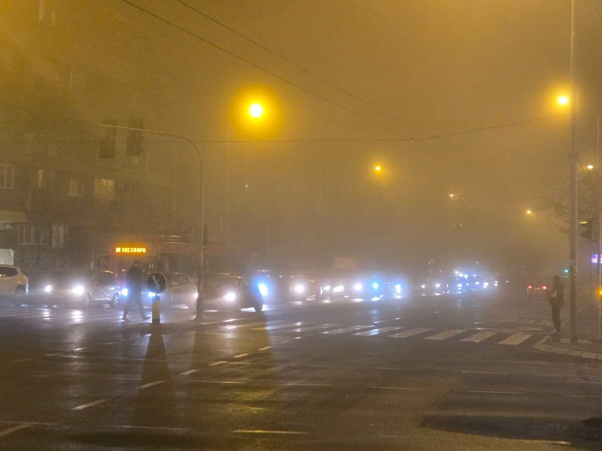U VOJVODINI SE PRST PRED OKOM NE VIDI! Zbog magle vidljivost 30 do 100 metara, Putevi Srbije izdali HITNO UPOZORENJE: Evo na kojim deonicama je najkritičnije
