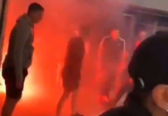 OPŠTA TUČA NAVIJAČA PRED MEČ CRVENA ZVEZDA – PSV: Drama u centru Beograda, navijači se gađaju bakljama