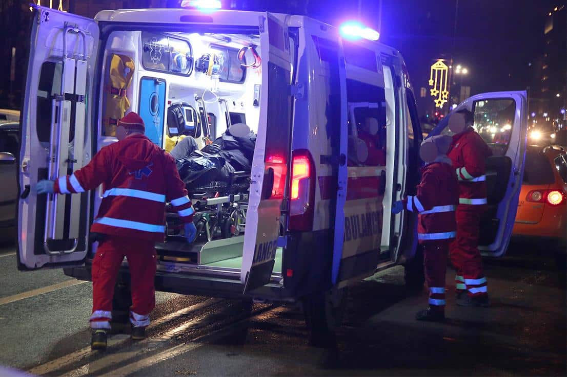 UBADANJE NOŽEM U BATAJNICI, SAOBRAĆAJKE, POVREĐENA DECA: Burna noć u Beogradu, 8 povređenih u dve saobraćajke