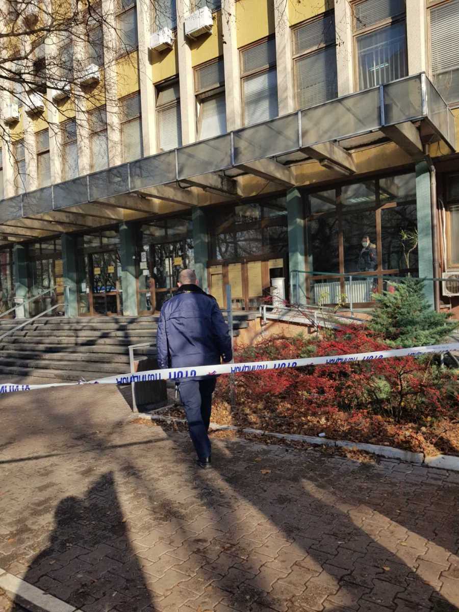 DOJAVA O BOMBI: Evakuisana novosadska Palata pravde, policija na terenu