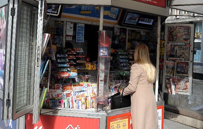 LJUDI DOĐU NA OVU TRAFIKU I SKROZ SE ZBUNE KAD VIDE ŠTA STOJI U VITRINI: U ovom gradu u Srbiji posluje najneobičniji kiosk (foto)