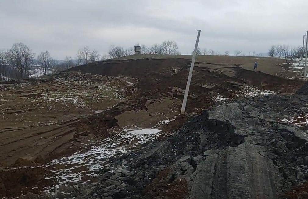 DRAMA U BIH, NAREĐENA HITNA EVAKUACIJA! Situacija izmiče kontroli, aktiviralo se veliko klizište, šest porodica u opasnosti! (FOTO/VIDEO)