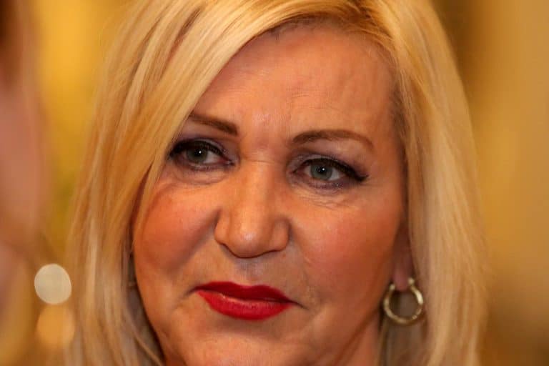 “UMIRALA JE U MUKAMA” Ćerka Merime Njegomir ispričala poslednje dane čuvene pevačice: Imala je nenormalne bolove…
