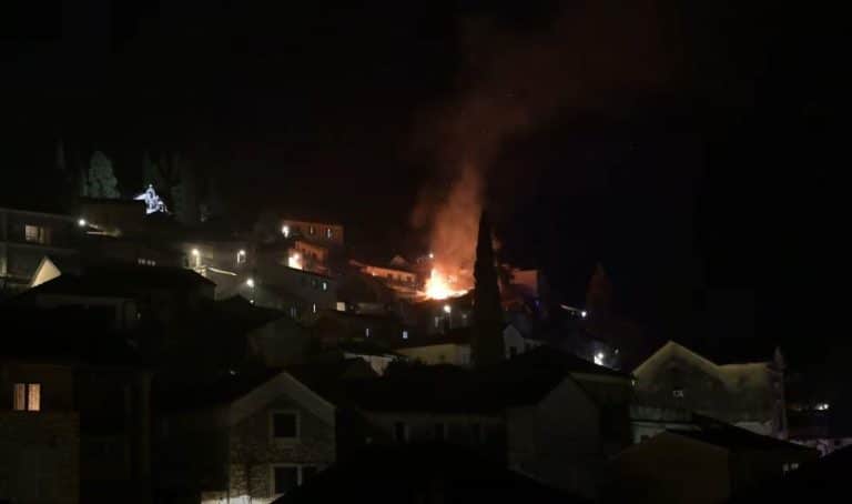 ZASTRAŠUJUĆ PRIZOR NA JUGU HRVATSKE: Izgorela kuća u Metkoviću! (FOTO/VIDEO)