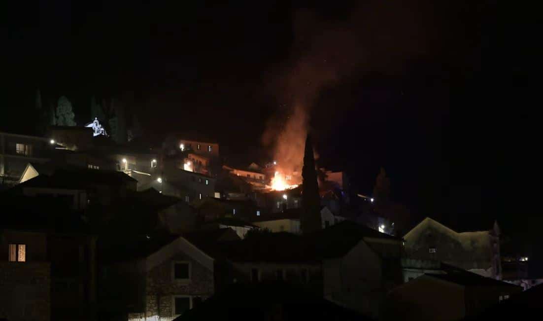 ZASTRAŠUJUĆ PRIZOR NA JUGU HRVATSKE: Izgorela kuća u Metkoviću! (FOTO/VIDEO)