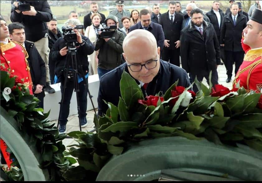 “DA NIJE BILO MOJKOVAČKIH JUNAKA, NE BI BILO NI POBEDE 1918.” Premijer Vučević u Mojkovcu, položio venac na spomenik herojima