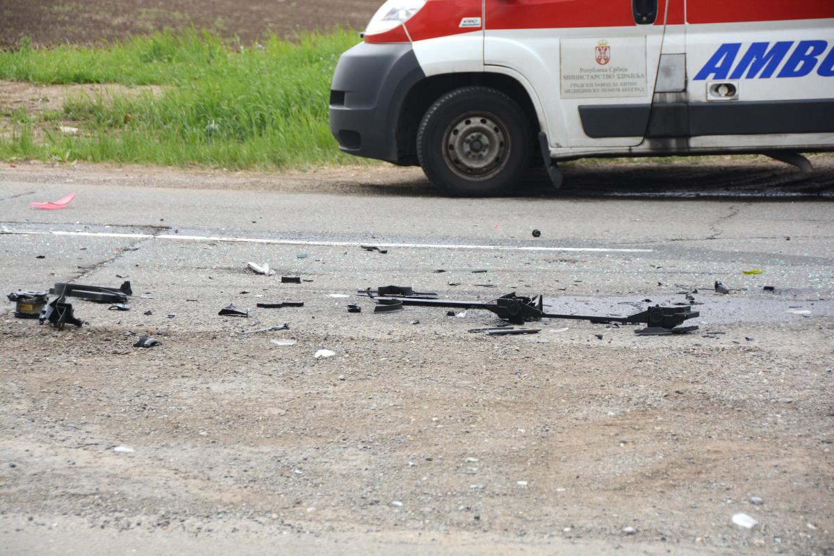 TEŽAK UDES U NOVOM SADU! Motociklista se sudario s autom, odleteo nekoliko metara posle udarca