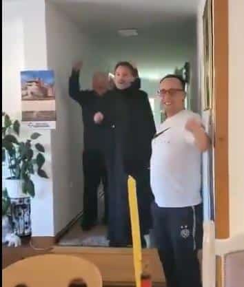 “U svakoj čestitoj kući sveštenik se ovako dočekuje!” Snimak sveštenika i domaćina oduševio narod: Evo koju pesmu su pevali uglas