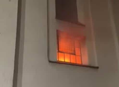 ZAPALILA SE CRKVA TOKOM PALJENJA BADNJAKA U ŠAPCU: Užas na Badnje veče, ljudi u neverici posmatraju scenu, vatrogasne ekipe na licu mesta (VIDEO)