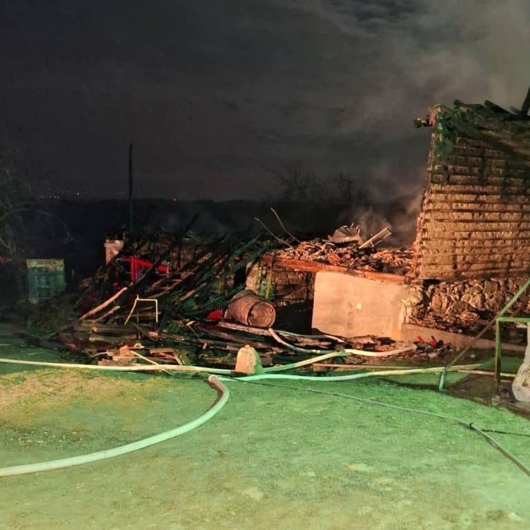 IZGORELI I ŠTALA I STOKA: Tuga na skromnom imanju u Donjoj Bresnici, otac i sin ostali bez svega što su mukom sticali