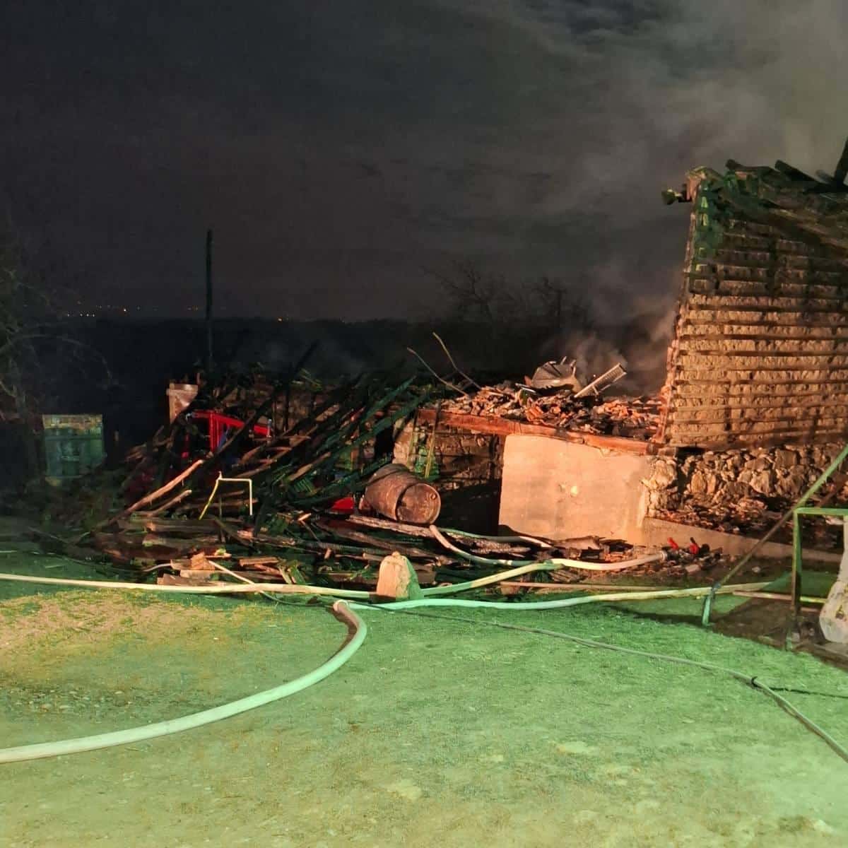 IZGORELI I ŠTALA I STOKA: Tuga na skromnom imanju u Donjoj Bresnici, otac i sin ostali bez svega što su mukom sticali