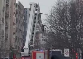 POŽAR U NOVOM SADU: Vatra buknula u stanu na poslednjem spratu zgrade (VIDEO)