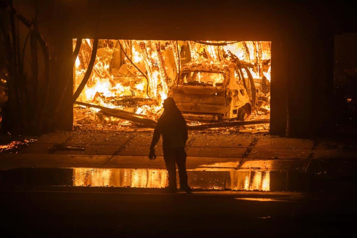 “NE MOŽE DA SE DIŠE, GORI BLIZU NAS” Srbin iz epicentra stravičnog požara u Los Anđelesu opisao UŽASAVAJUĆE PRIZORE: Otvoreni su evakuacioni centri! (FOTO)