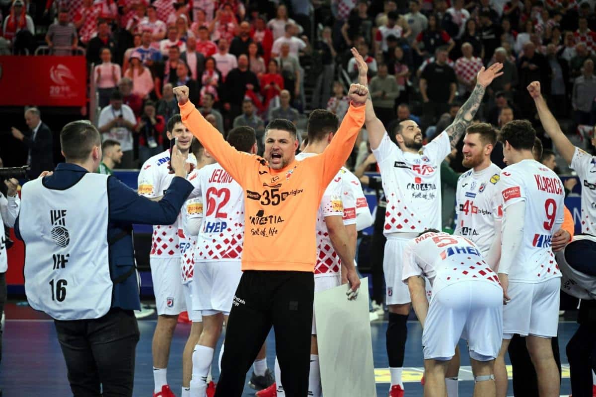 PREŽIVEO POKUŠAJ UBISTVA, SA SRBINOM GLEDAO KAKO SAIGRAČ UMIRE Izgubio bubreg posle uboda nožem, došao na SP zbog pesnice srpskog igrača i postao heroj Hrvatske